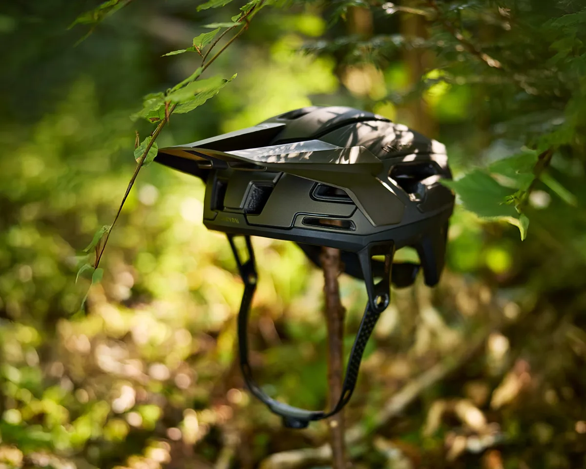 Canyon Deflectr mountain bike helmet featuring the Release Layer System.