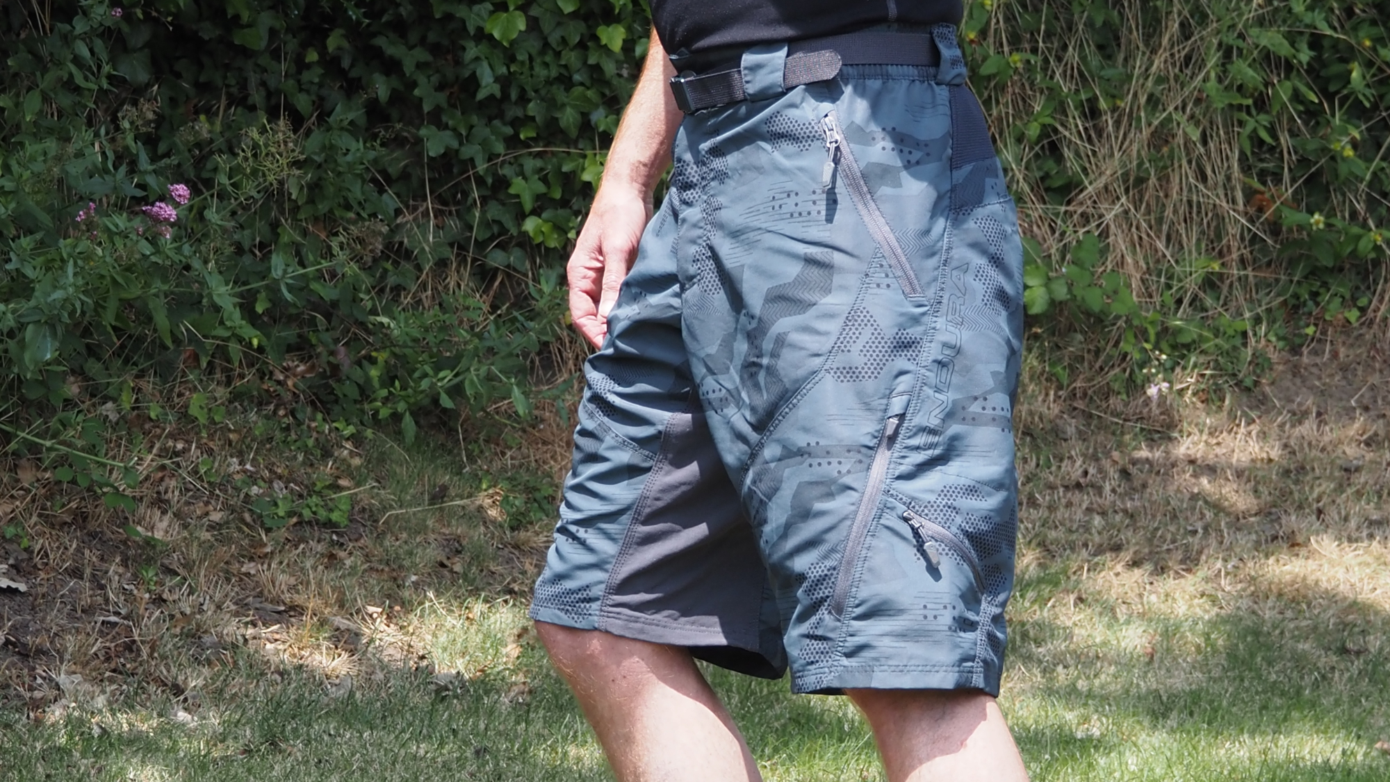 Side view of a rider wearing the Endura Hummvee MTB shorts featuring multiple pockets.