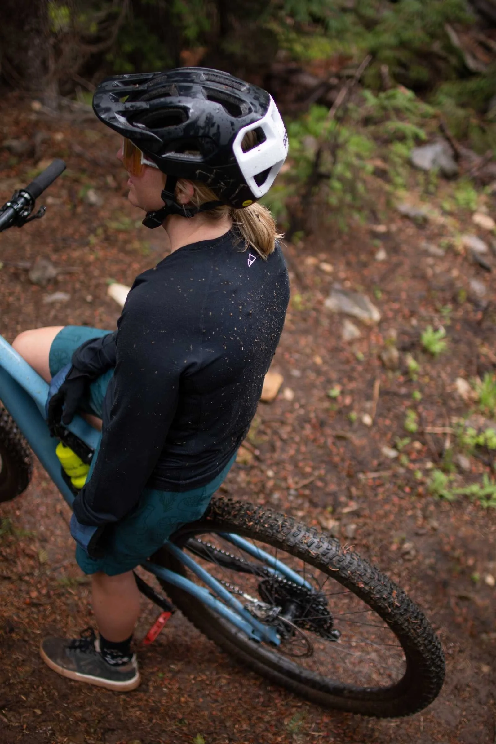 Side profile view of the white POC Cularis mountain bike helmet.