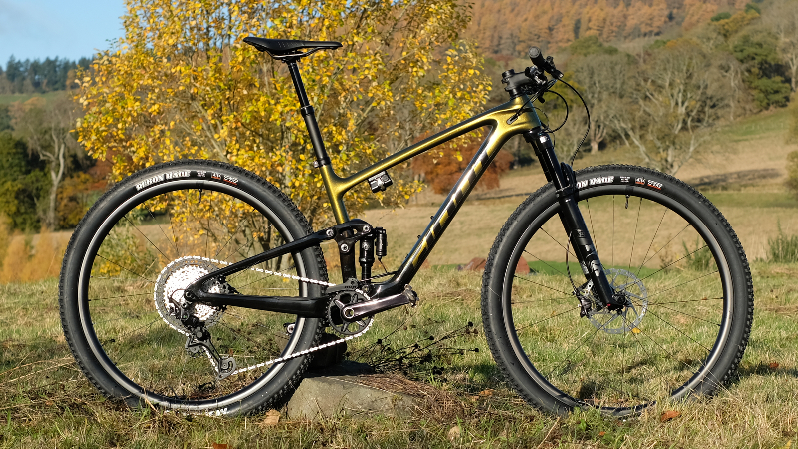 Side view of the Giant Anthem Advanced Pro 29 1 mountain bike on a studio background.