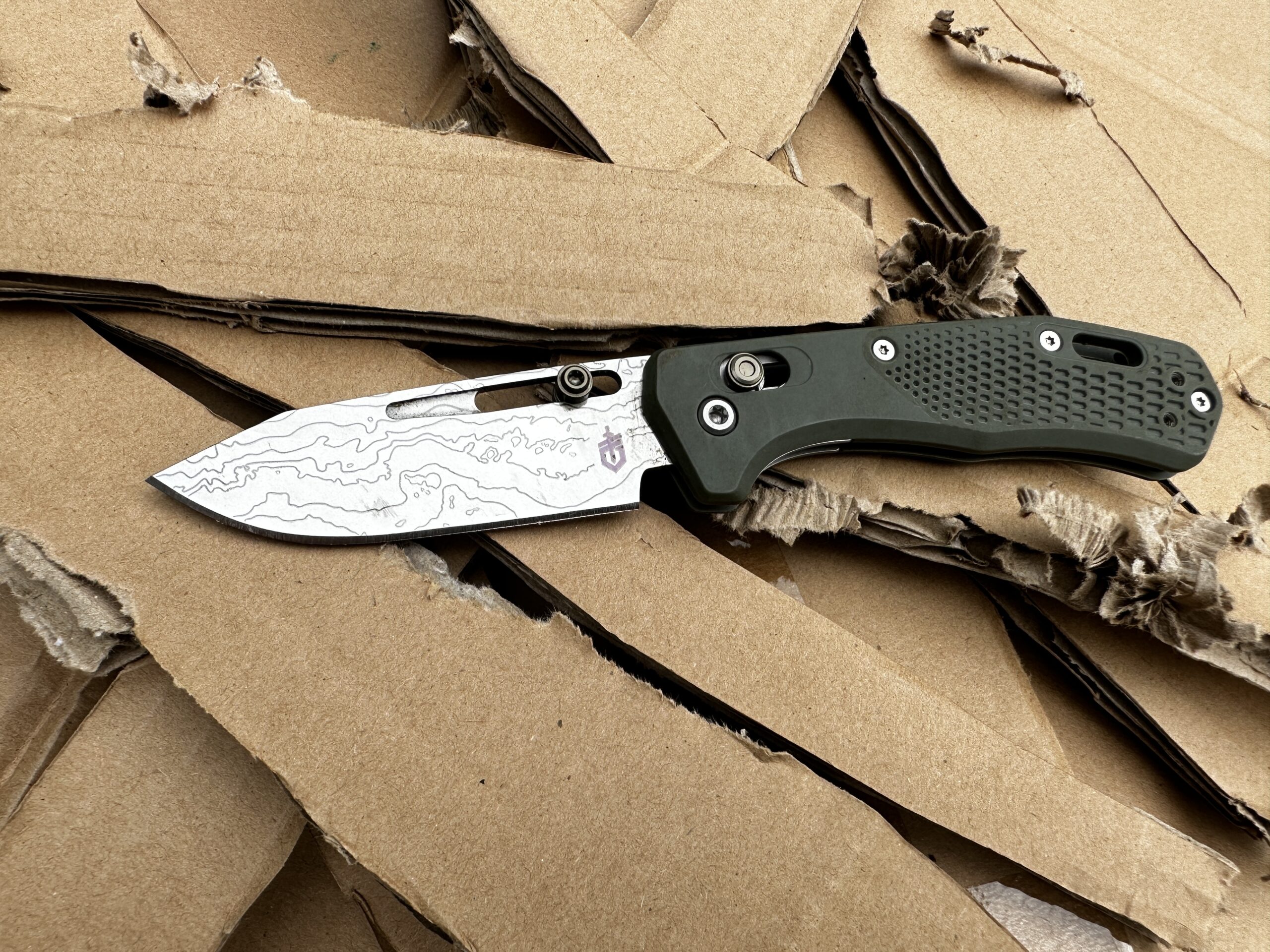 Testing the edge retention of a Gerber Assert knife by cutting through cardboard.