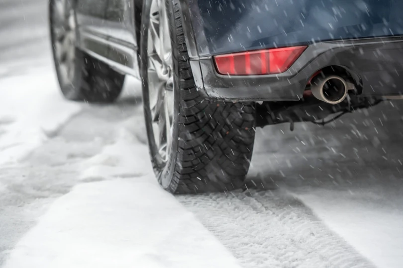 Close-up of the Hakkapeliitta R5 EV tire tread packed with fresh white snow.